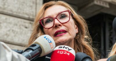 Copertina di Michaela Biancofiore come Robbie Williams: “Prendo il Mounjaro, ho perso 17 chili. La vista si è abbassata moltissimo, il colesterolo si è triplicato e i valori del pancreas sono sballati mi sento molto meglio”