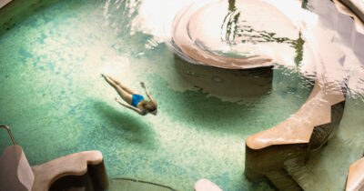 Copertina di “Qui l’acqua guarisce davvero”: gli hotel con sorgenti termali naturali da provare quest’inverno, tra piscine a 37° e Spa sospese su panorami da sogno
