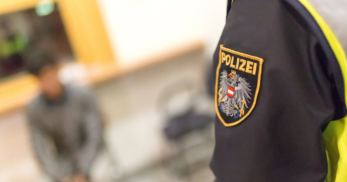 I cadaveri di una donna e della figlia di 10 anni trovati in un congelatore: due arresti