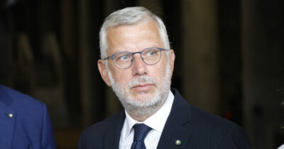 Copertina di Francesco Saverio Garofani, chi è il consigliere di Mattarella tirato in ballo da La Verità e attaccato da Fdi (e non è la prima volta)