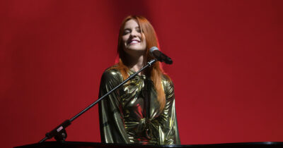 Copertina di “Ci sono le guerre, non c’è sicurezza nelle città, i giovani non hanno la pace. Porto la nostalgia a teatro e ai ballerini sul palco preferisco l’orchestra”: così Noemi