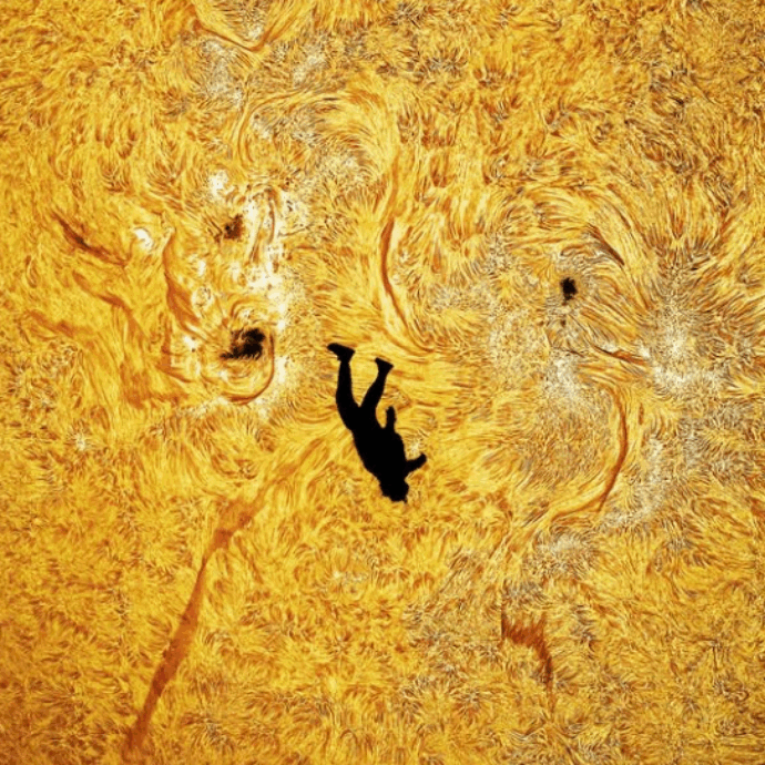 “Quando è arrivato il momento giusto l’ho fatto saltare giù”: astrofotografo fotografa un paracadutista in caduta libera sul sole