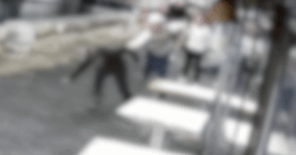 Copertina di Interviene per difendere un giovane da un pestaggio e viene picchiato a sua volta: quattro denunciati