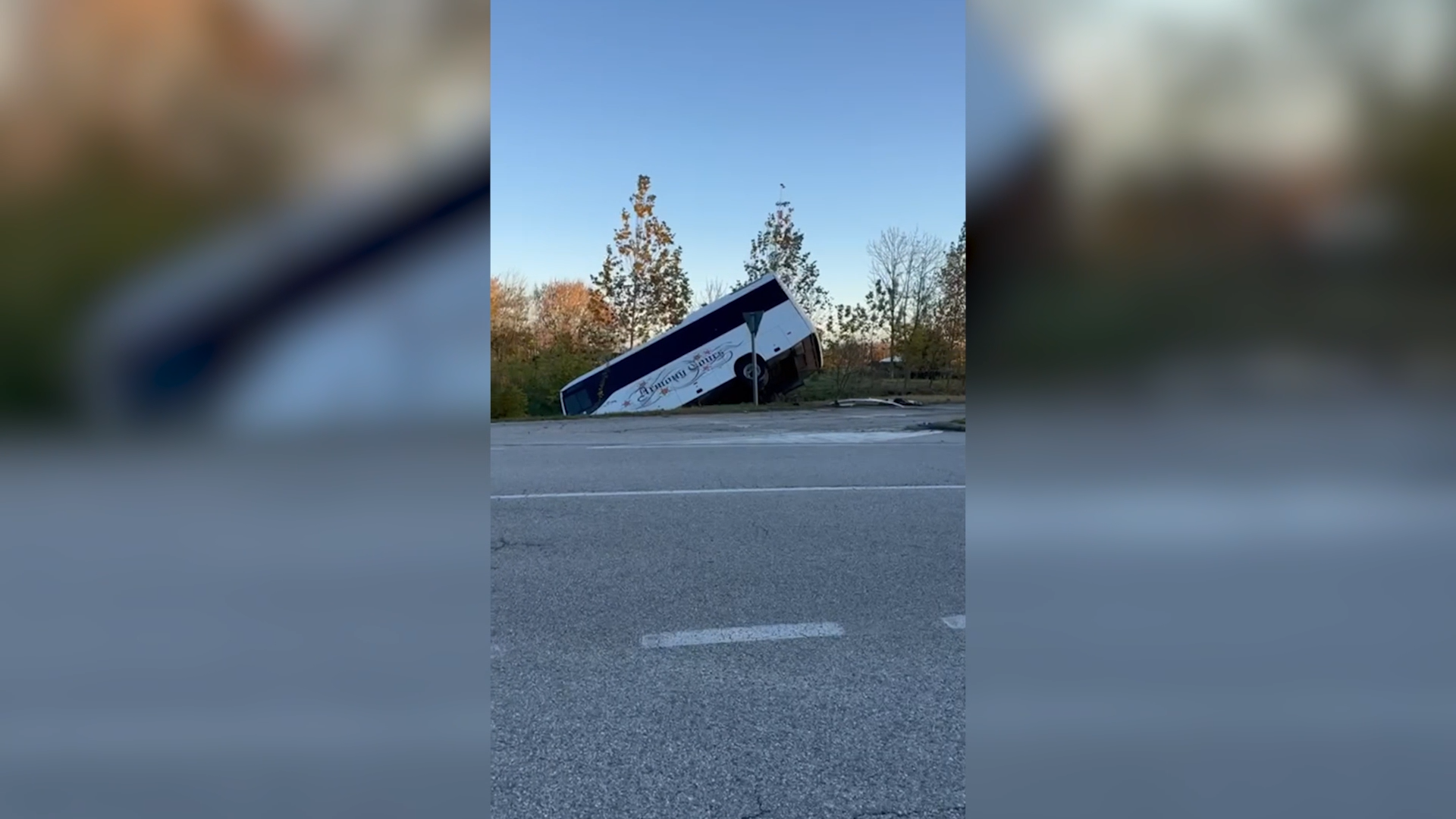 Pordenone, bus con 20 studenti finisce in un fosso dopo lo scontro con un’auto: donna in gravi condizioni