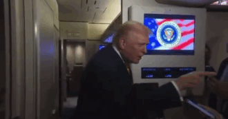 Copertina di “Stai zitta, porcellina”: l’insulto sessista di Donald Trump a una giornalista che gli chiede del caso Epstein – Video