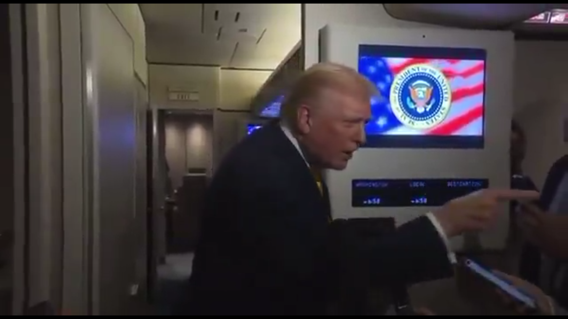 “Stai zitta, porcellina”: l’insulto sessista di Donald Trump a una giornalista che gli chiede del caso Epstein – Video