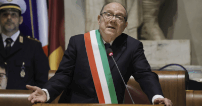 Copertina di “Nelle periferie ho trovato generosità, dobbiamo avere rispetto per loro senza la spocchia del centro”: Carlo Verdone sindaco di Roma per il 75esimo compleanno