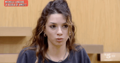 Copertina di “Me ne torno a casa, non mi sento pronta e non sto bene. È tutto estremamente grande”: la cantante Michelle lascia la scuola di “Amici di Maria De Filippi”