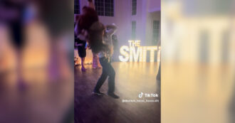 Copertina di Damigella d’onore finisce in ospedale il giorno delle nozze: il terribile incidente durante il ricevimento immortalato in un video virale