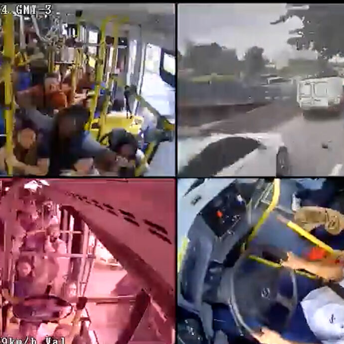 Autobus impazzito travolge decine di auto e moto: l’autista non riesce a frenare. L’incidente da brividi ripreso dalle telecamere interne