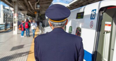 Copertina di Fa scendere senza biglietto, deve risarcire