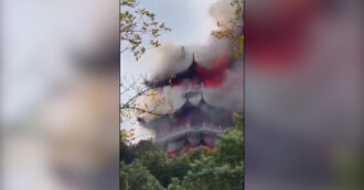 Copertina di Visitatore fa “uso improprio di incenso o candele”: tempio millenario divorato dalla fiamme. Il vasto incendio devasta il padiglione panoramico – Video