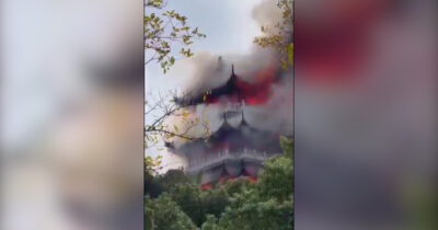 Copertina di Visitatore fa “uso improprio di incenso o candele”: tempio millenario divorato dalla fiamme. Il vasto incendio devasta il padiglione panoramico – Video