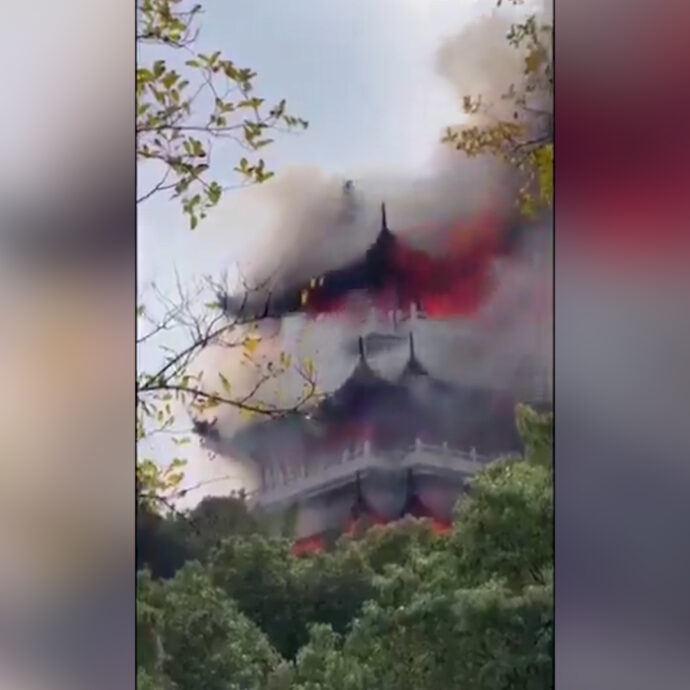 Visitatore fa “uso improprio di incenso o candele”: tempio millenario divorato dalla fiamme. Il vasto incendio devasta il padiglione panoramico – Video