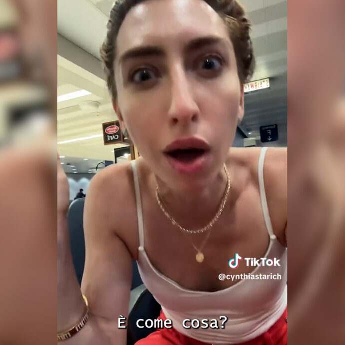 “Gli scanner dell’aeroporto rilevano tutto, anche quando hai il ciclo. Hanno visto il mio assorbente”: la “rivelazione” di una tiktoker. E gli utenti si scatenano