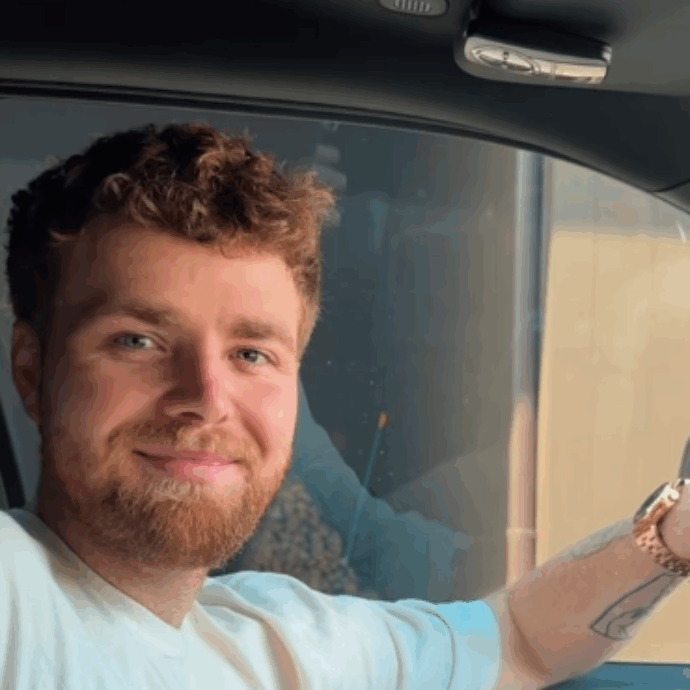 L’incredibile storia di Alex Warren: vive con un proiettile conficcato nel polmone, è stato un senzatetto e oggi è una delle persone più famose del mondo (12 milioni di ascolti su Spotify, 20 milioni di follower su Tiktok)