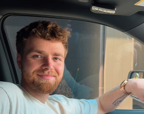 L’incredibile storia di Alex Warren: vive con un proiettile conficcato nel polmone, è stato un senzatetto e oggi è una delle persone più famose del mondo (12 milioni di ascolti su Spotify, 20 milioni di follower su Tiktok)