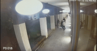 Il video della brutale aggressione ai danni di uno studente in zona corso Como: così è stato accoltellato il 22enne