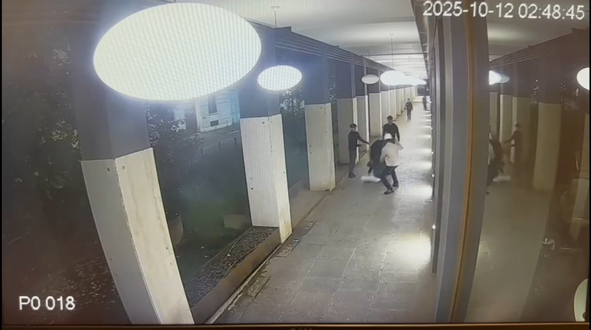 Il video della brutale aggressione ai danni di uno studente in zona corso Como: così è stato accoltellato il 22enne
