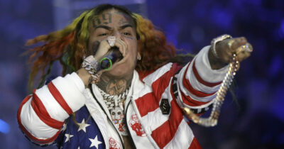 Copertina di “Sono stati violenti con mia madre e con il mio cane”: quattro uomini armati hanno fatto irruzione in casa del rapper Tekashi 6ix9ine e rubato tutto