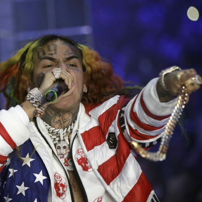 “Sono stati violenti con mia madre e con il mio cane”: quattro uomini armati hanno fatto irruzione in casa del rapper Tekashi 6ix9ine e rubato tutto
