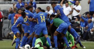 Copertina di Delirio a Curacao, un’intera isola in festa: è lo Stato più piccolo della storia a qualificarsi ai Mondiali | Video