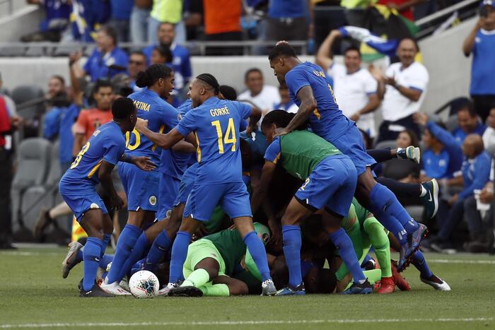 Delirio a Curacao, un’intera isola in festa: è lo Stato più piccolo della storia a qualificarsi ai Mondiali | Video