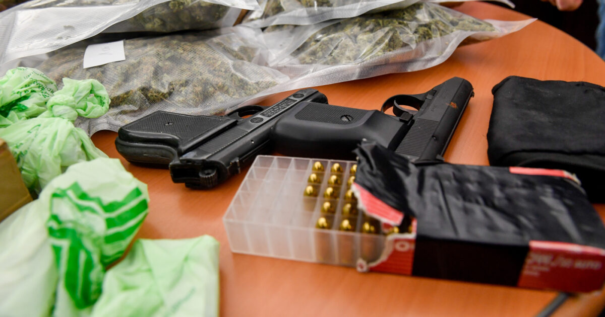 Giambellino a mano armata, il nuovo clan dello spaccio nel quartiere cantato da Gaber: “Ho 300 colpi, faccio la guerra” Giambellino a mano armata, il nuovo clan dello spaccio nel quartiere cantato da Gaber: “Ho 300 colpi, faccio la guerra”