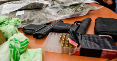 Copertina di Giambellino a mano armata, il nuovo clan dello spaccio nel quartiere cantato da Gaber: “Ho 300 colpi, faccio la guerra”