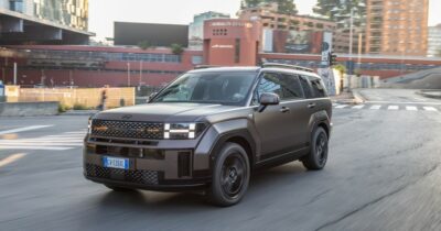 Copertina di Hyundai Santa Fe, debutta il model year 2026. Aggiornamenti su motore, dotazioni e gamma