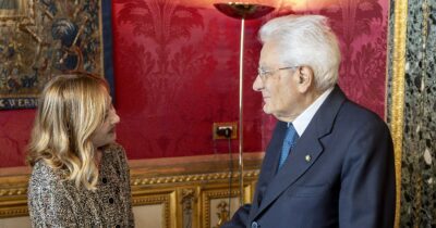 Copertina di Meloni vede Mattarella, colloquio di 20 minuti dopo le polemiche. Palazzo Chigi: “Inopportune le parole di Garofani”