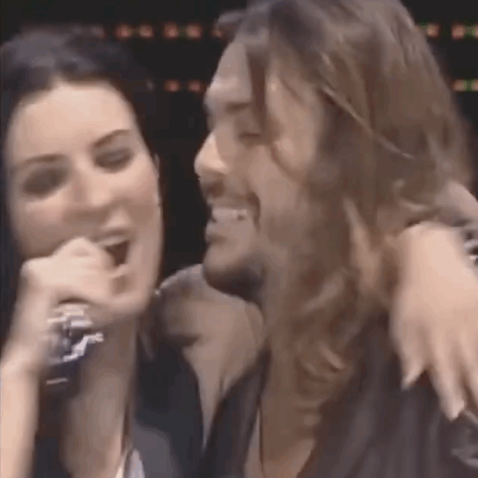 Gianluca Grignani e Laura Pausini fanno pace: accordo per la cover di “La mia storia tra le dita”. Warner Chappell: “La versione della cantante resta sul mercato”