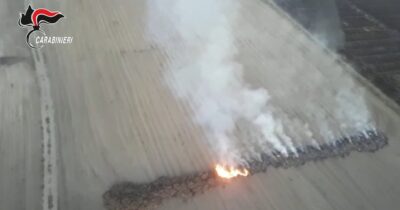 Copertina di Napoli, dà fuoco a quintali di rifiuti (e l’incendio coinvolge le case vicine): incastrato “in tempo reale” e arrestato – Video