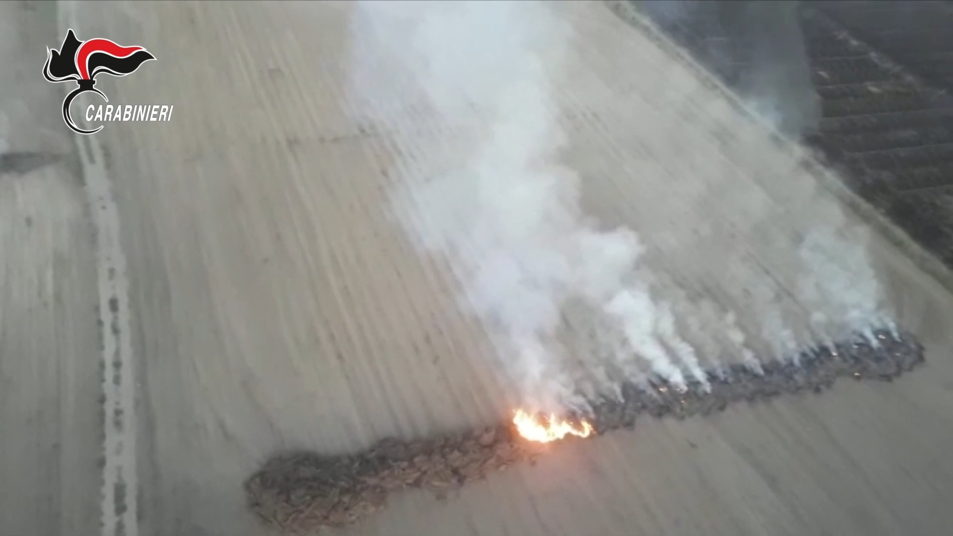 napoli d224 fuoco a quintali di rifiuti e l8217incendio coinvolge le case vicine incastrato in tempo reale e arrestato 8211 video