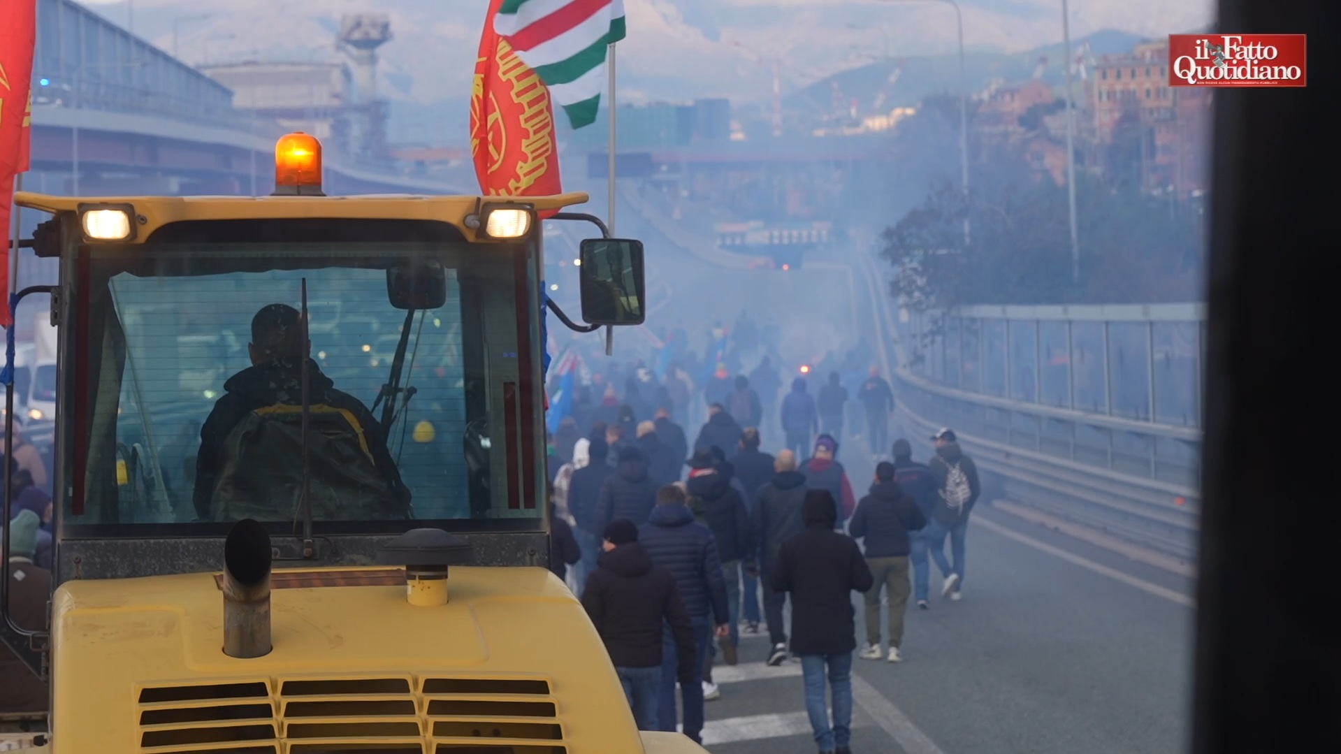 ex ilva la protesta a oltranza degli operai urso vuole chiudere la siderurgia in italia inaccettabile