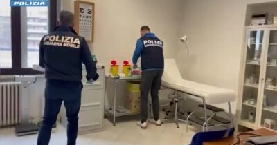 Copertina di Arezzo, in coma dopo trapianti di capelli in studio non autorizzato: denunciato medico e collaboratrice