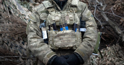 Copertina di Corruzione in Ucraina, i giubbotti antiproiettile per i soldati al fronte? “Spazzatura cinese mal cucita che veniva bucata facilmente”