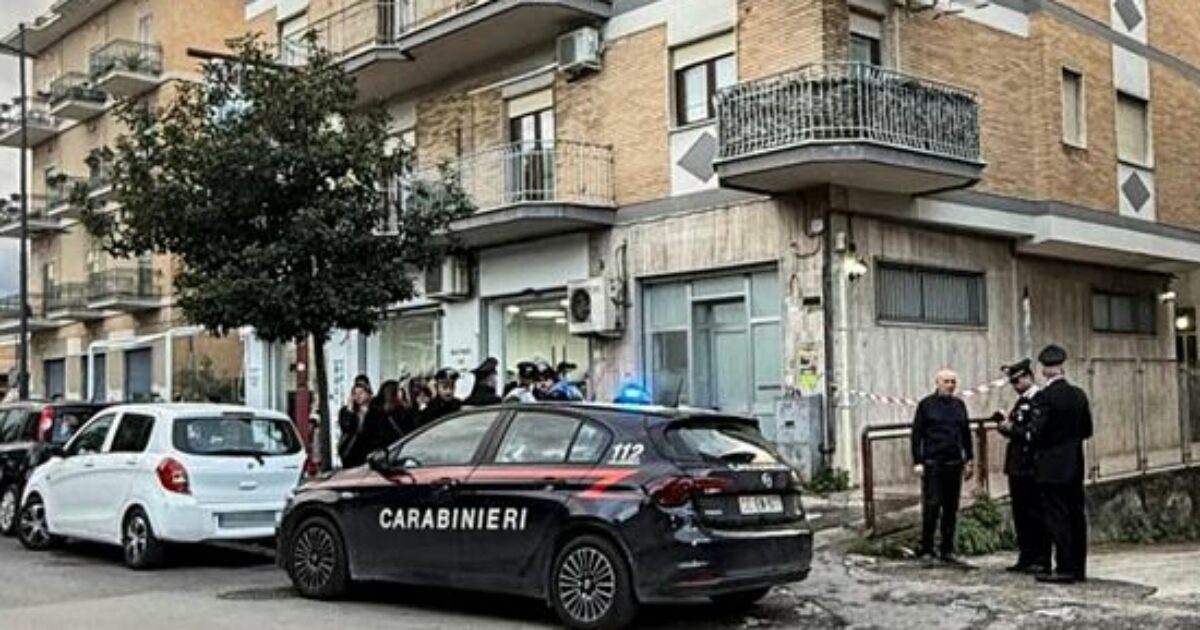 napoli uccide la sorella 23enne a coltellate poi chiama i carabinieri e videochiama la madre