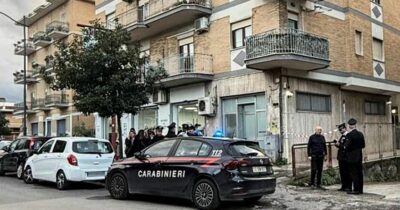 Copertina di Napoli, uccide la sorella 23enne a coltellate e videochiama la madre. Poi allerta il 112