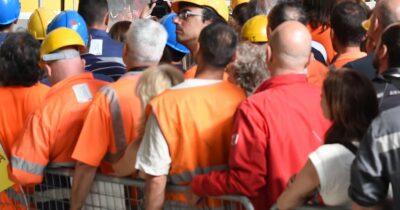 Copertina di Ex Ilva a Genova, i lavoratori occupano lo stabilimento e si muovono in corteo: strade bloccate coi mezzi da lavoro