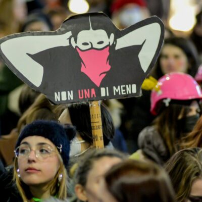 Copertina di “Il 7,8% delle donne subisce una violenza sessuale prima dei 16 anni”: i dati Istat. E il 60% delle vittime non ne parla