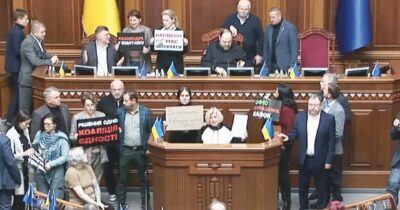Copertina di Ucraina, pure il partito di Zelensky va con l’opposizione: raffica di destituzioni