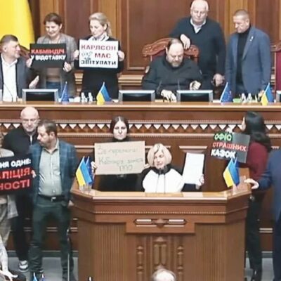 Copertina di Ucraina, pure il partito di Zelensky va con l’opposizione: raffica di destituzioni