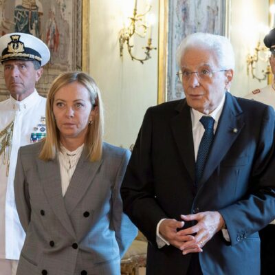 Copertina di Meloni va al Colle e insiste “Garofani è inopportuno”