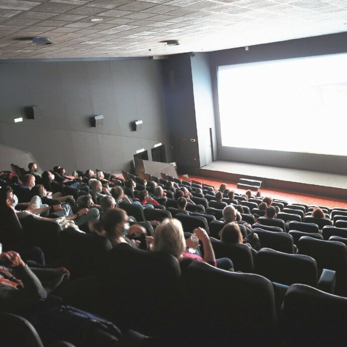 Stessi incassi e meno spettatori nel 2025: il paradosso dei biglietti al cinema che sono sempre più cari