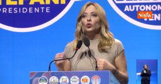 Copertina di Meloni: “Per Prodi la sinistra non vince perché ha voltato le spalle all’Italia? Lui ha una cattedra all’università su questo”