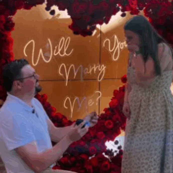 Si trovano ricoverati in coma nello stesso ospedale, al risveglio scambiano qualche parola. Sette anni dopo, un finale da film: lui le chiede di sposarlo nello stesso centro medico