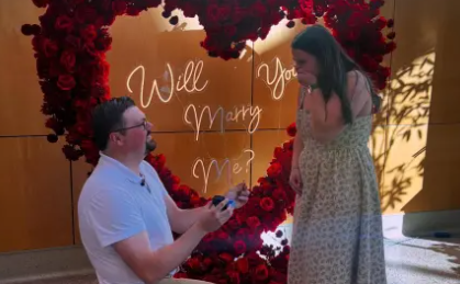 Si trovano ricoverati in coma nello stesso ospedale, al risveglio scambiano qualche parola. Sette anni dopo, un finale da film: lui le chiede di sposarlo nello stesso centro medico