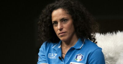 Copertina di “Ha rischiato di perdere una gamba e le è esploso un ginocchio. Basta, spero smetta, tanto ha vinto tutto”: la mamma di Brignone