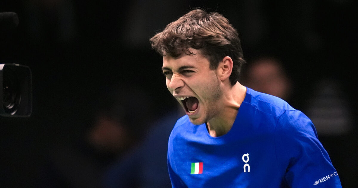 “Quando indosso questa maglia mi trasformo. Venerdì? Non so se giocherò, ma nel caso darò tutto”: la carica Cobolli dopo la vittoria in Coppa Davis